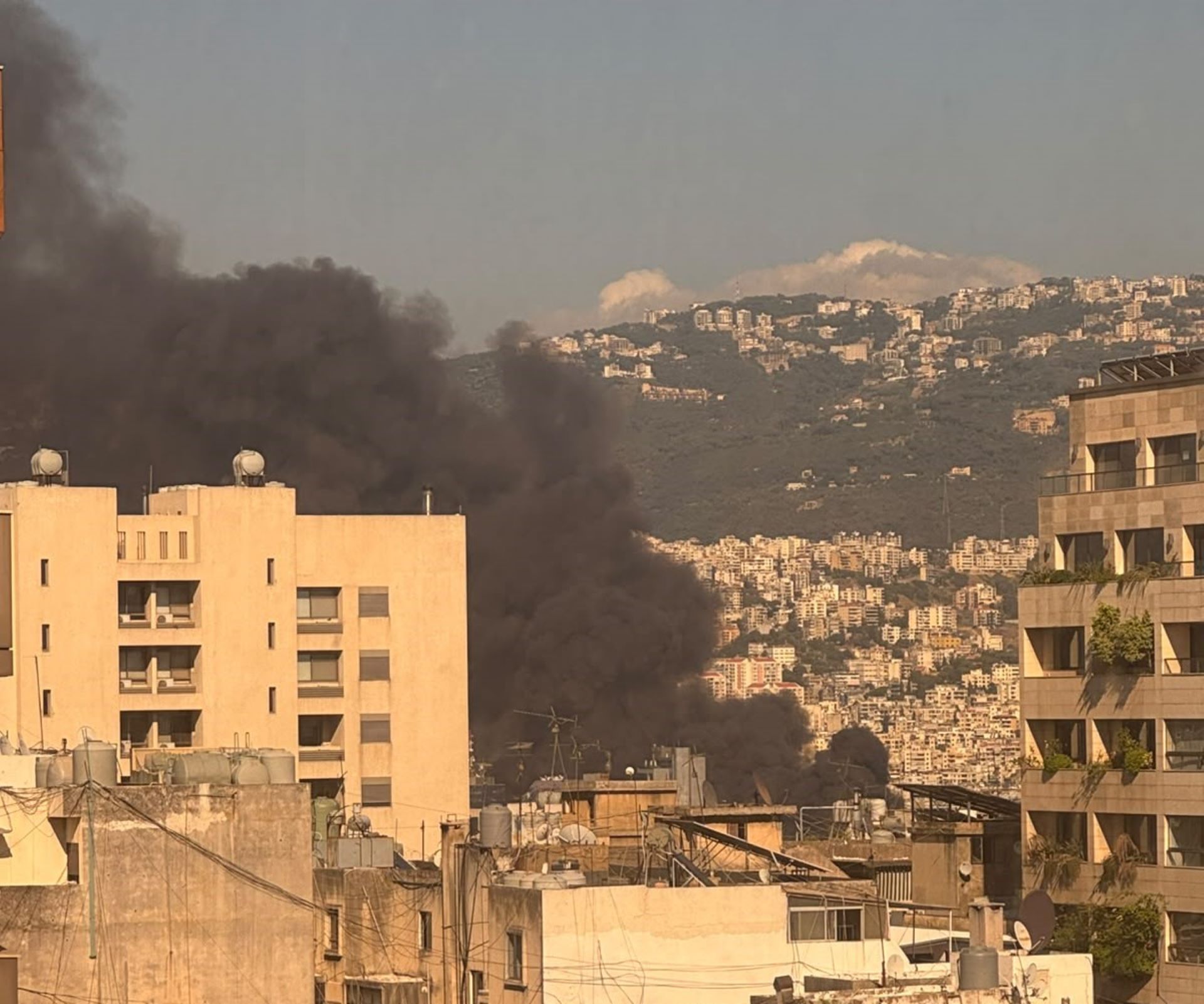 بالفيديو ـ  الجهود متواصلة لإخماد الحريق الكبير في الدكوانة ومنع امتداده إلى المناطق المجاورة